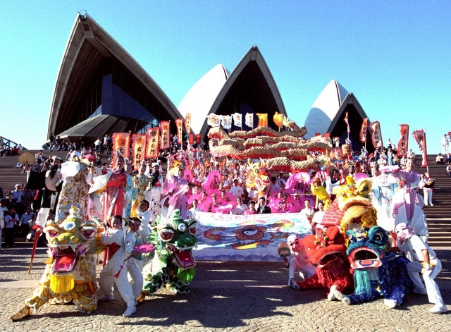 西元2000年雪梨奧運決賽期間,太極門師徒受邀在雪梨歌劇院展演。自太極門成立50年以來,從來沒有接受外界任何捐獻。太極門師徒以文化交流的方式,自力、自費走遍五大洲、60餘國。