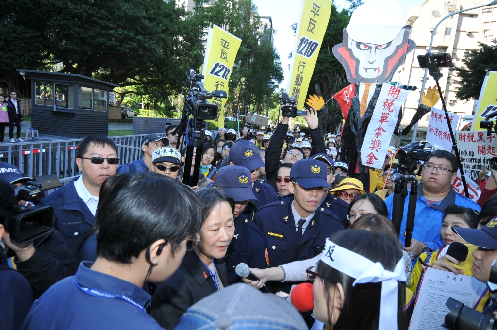 財政部賦稅署副署長吳蓮英代表接受抗議書。