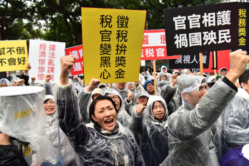 苛稅猛於虎，台灣稅災淹腳目，民間掀起反超徵怒潮